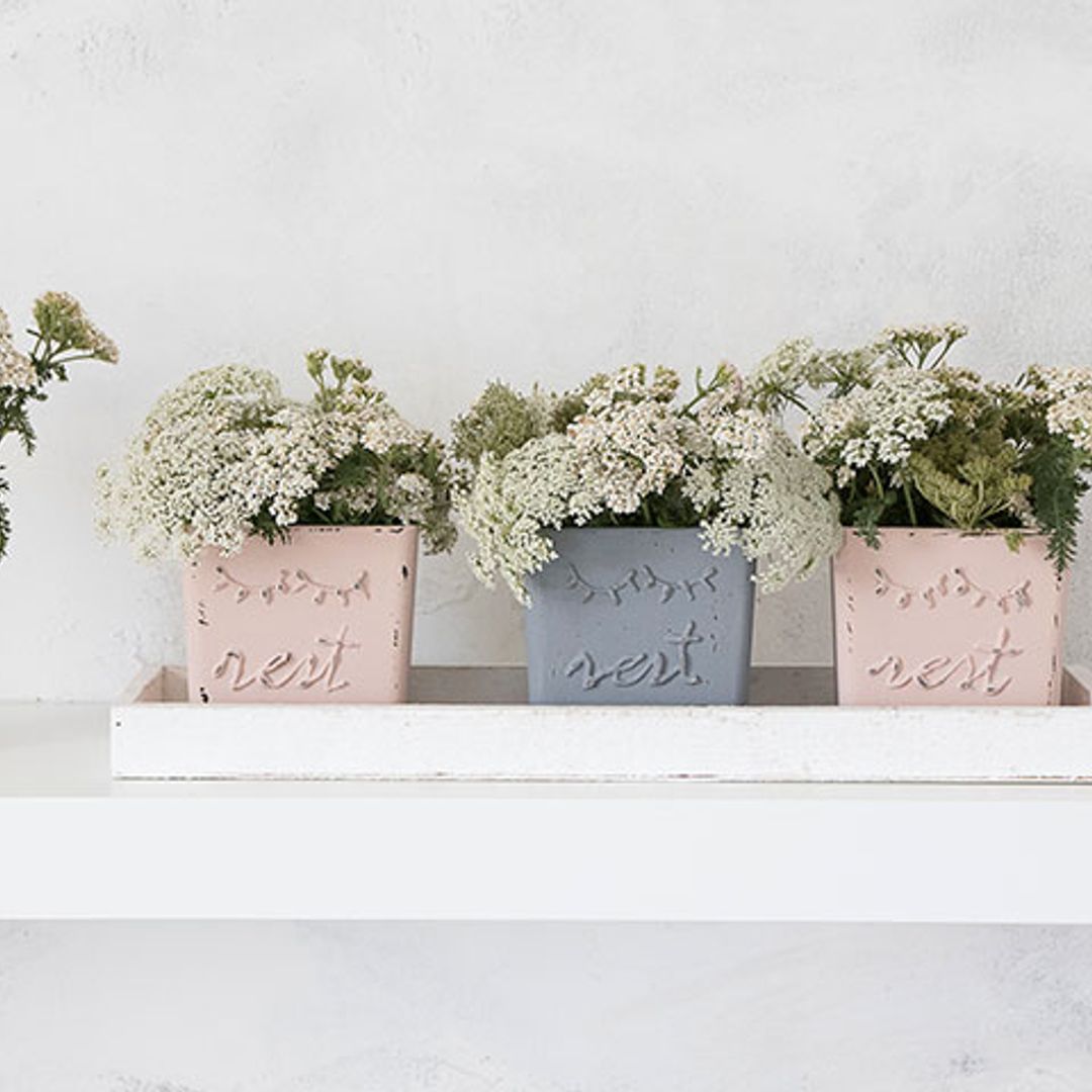 Floreros a partir de botes y soportes reciclados  