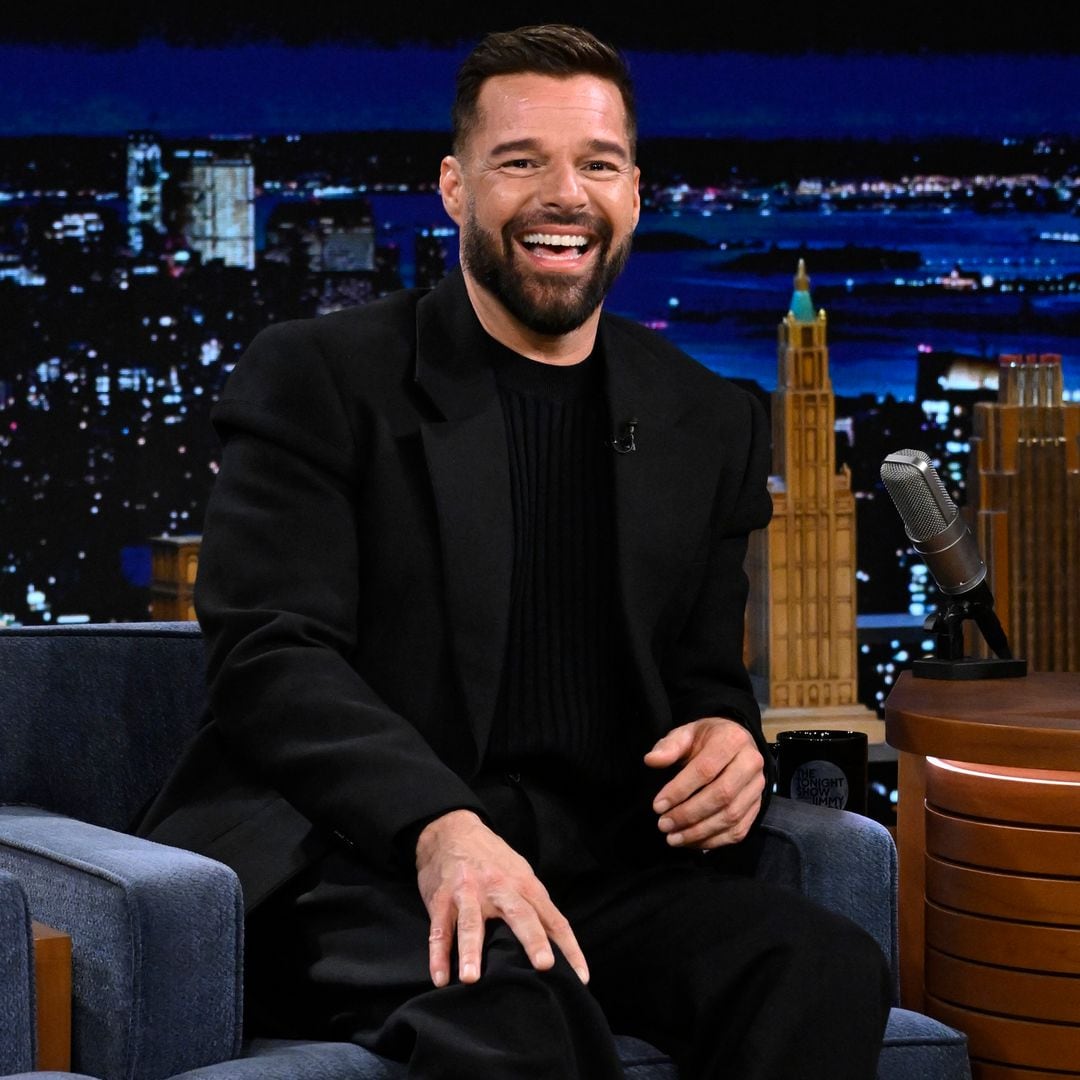 ¡El mejor papá! Ricky Martin disfruta de una tarde en familia jugando a los bolos con sus hijos