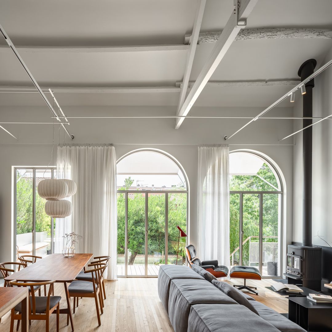 De una casa de 1929 a un refugio contemporáneo: así es la reforma de esta vivienda en Banyoles que conserva su historia y gana conexión con el jardín
