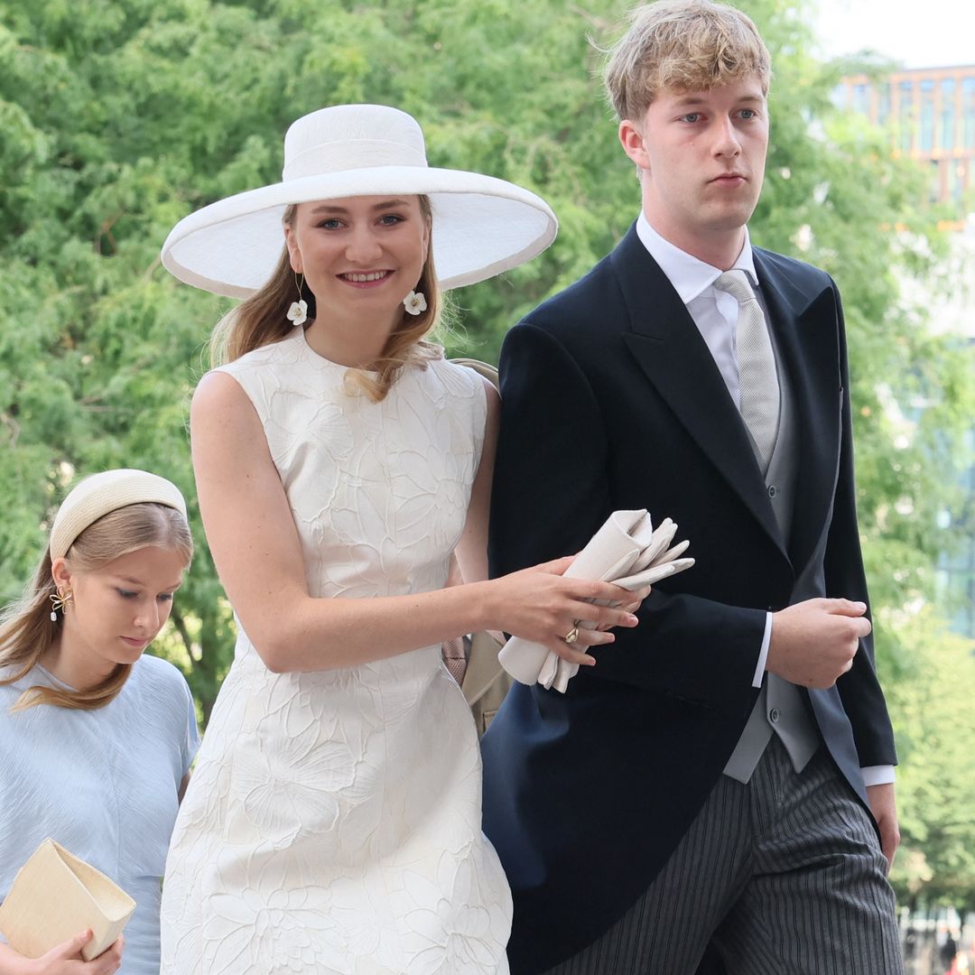 Elisabeth de Bélgica estrena en el Día Nacional un vestido que tiene la reina Letizia y pamela a juego