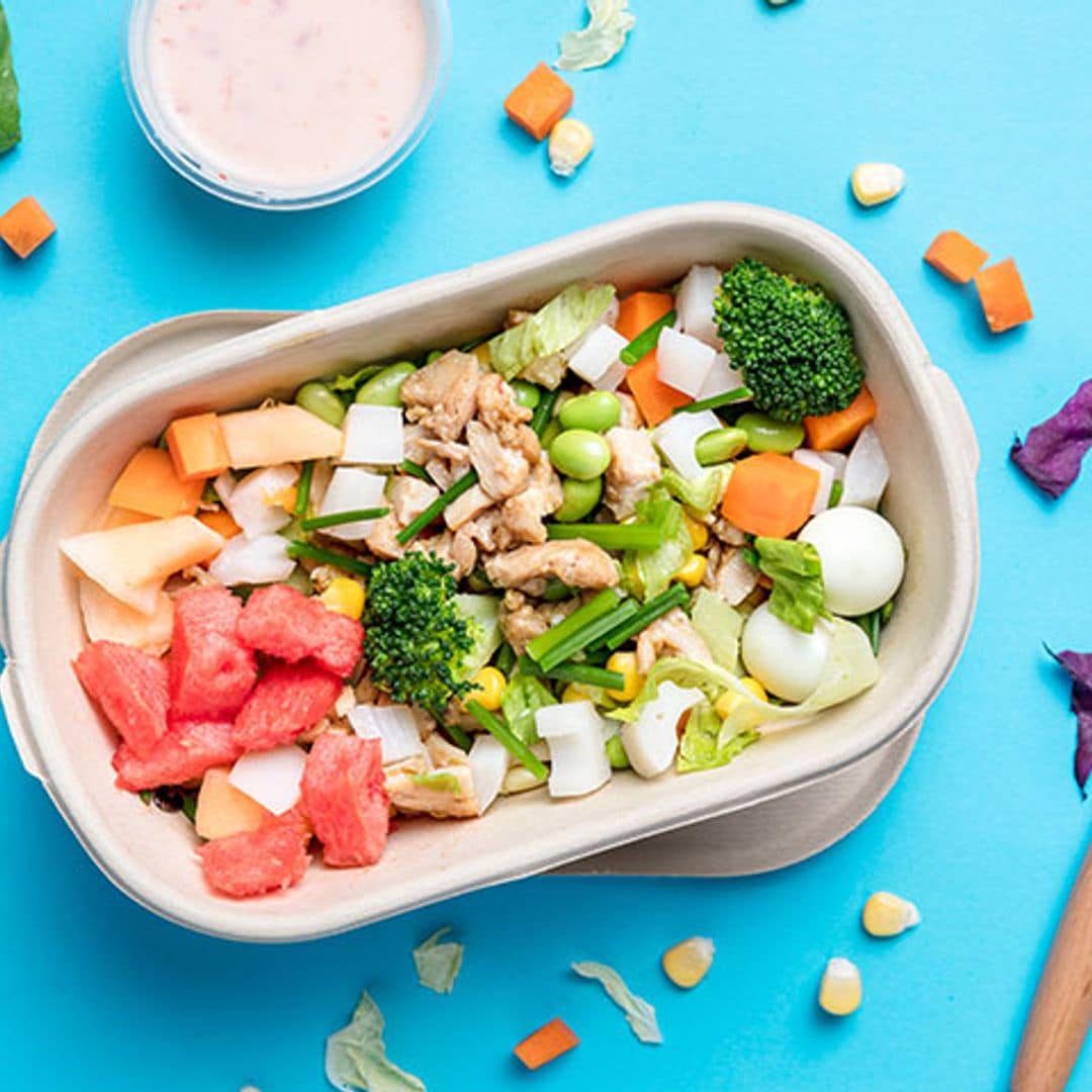 Ensalada de sandía con pollo y hortalizas y salsa de yogur