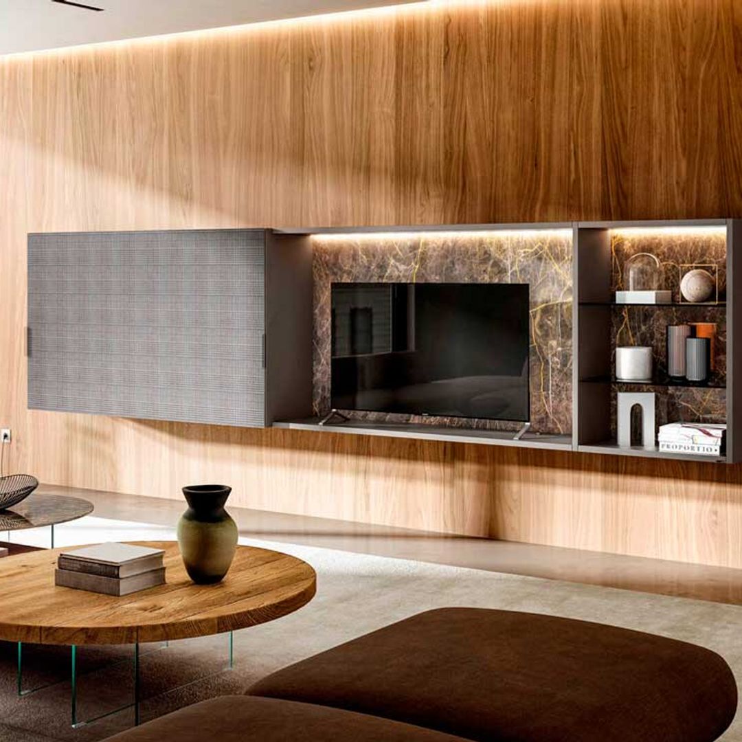 Dónde y cómo colocar la televisión en el salón para que sea otro accesorio decorativo más