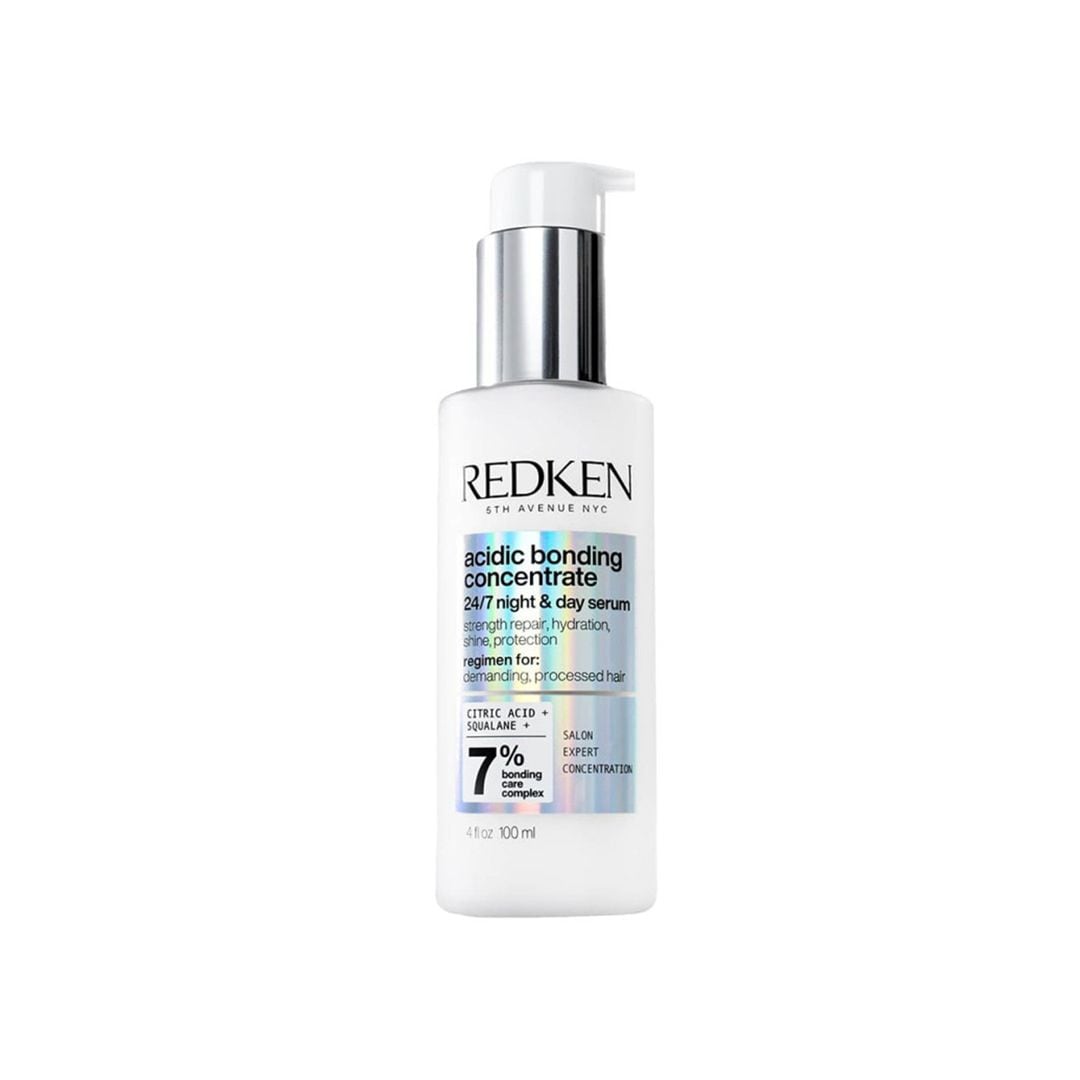 Acidic Bonding Concentrate ABC Sérum 24/7 día y noche, de Redken (46,62 euros), un sérum todoterreno que consigue un cabello hasta 9 veces más fuerte y 3 veces más suave e hidratado, reparando por completo la fibra gracias a su ácido cítrico, ácido poliglutámico y escualano. 