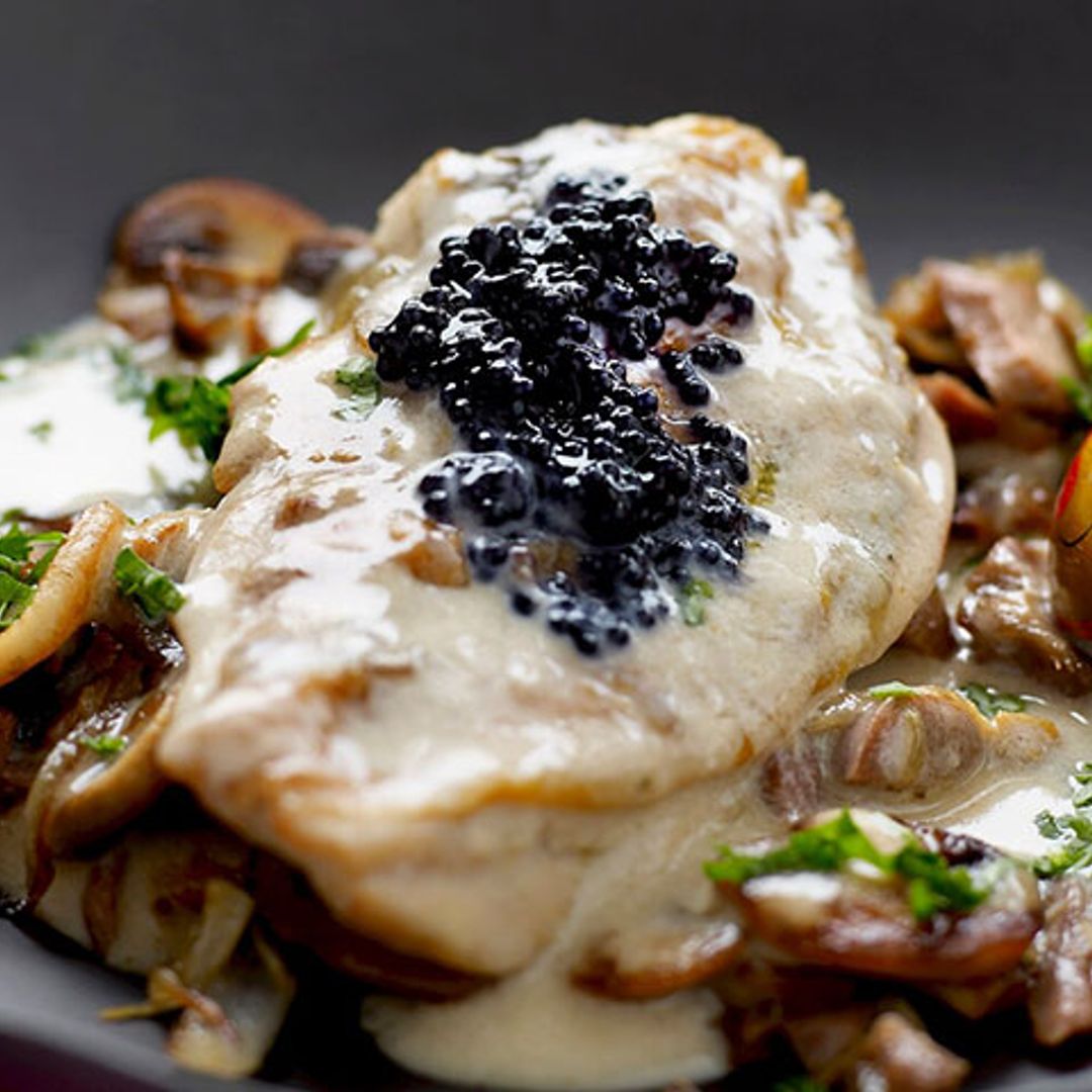Pechuga de pollo con crema de champiñones y sucedáneo de caviar