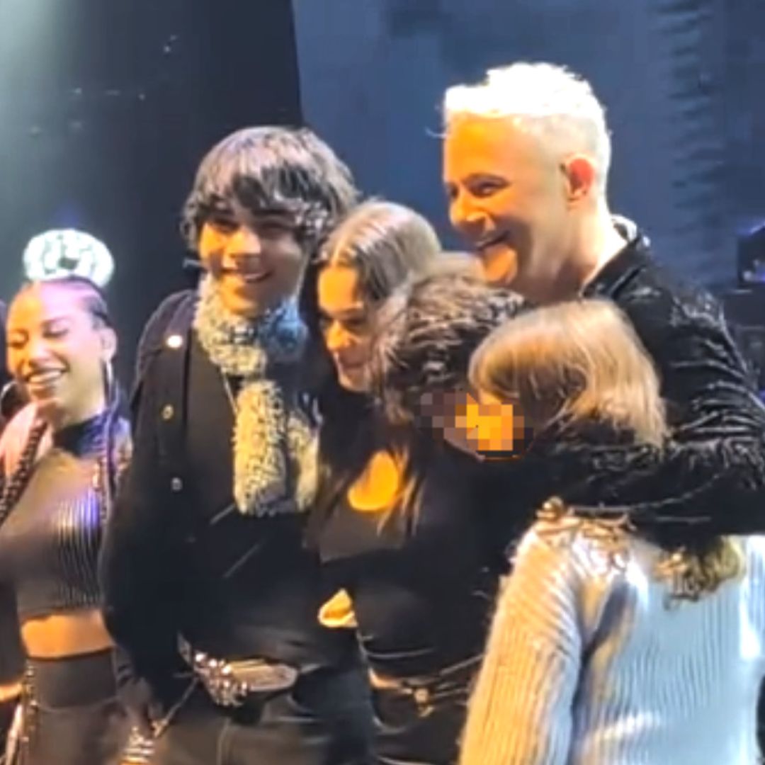 La emoción de Alejandro Sanz, acompañado por sus cuatro hijos en el escenario, al cerrar su gira triunfal