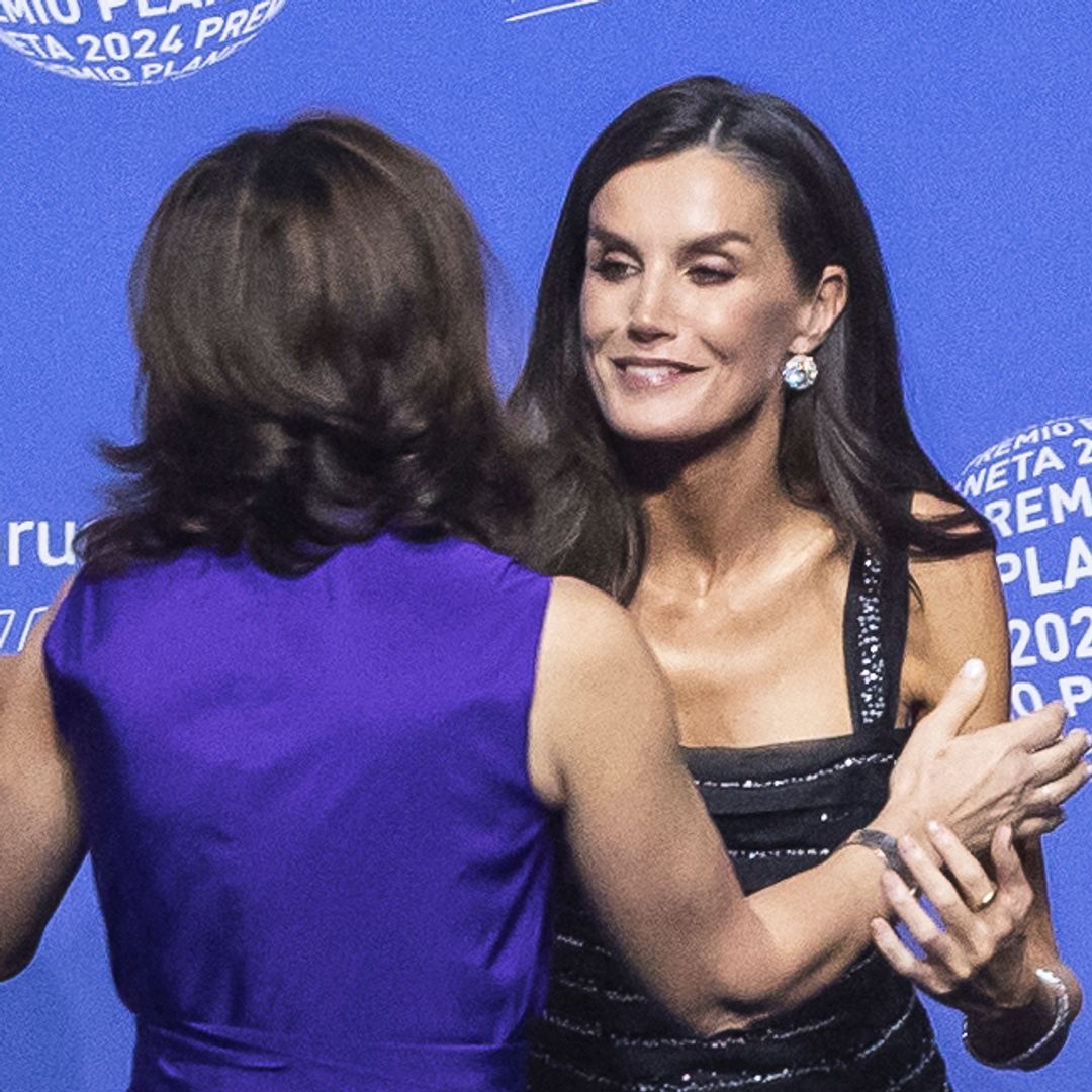 El lado más cercano de la reina Letizia: del abrazo a Isabel Allende a la entrega de galardones