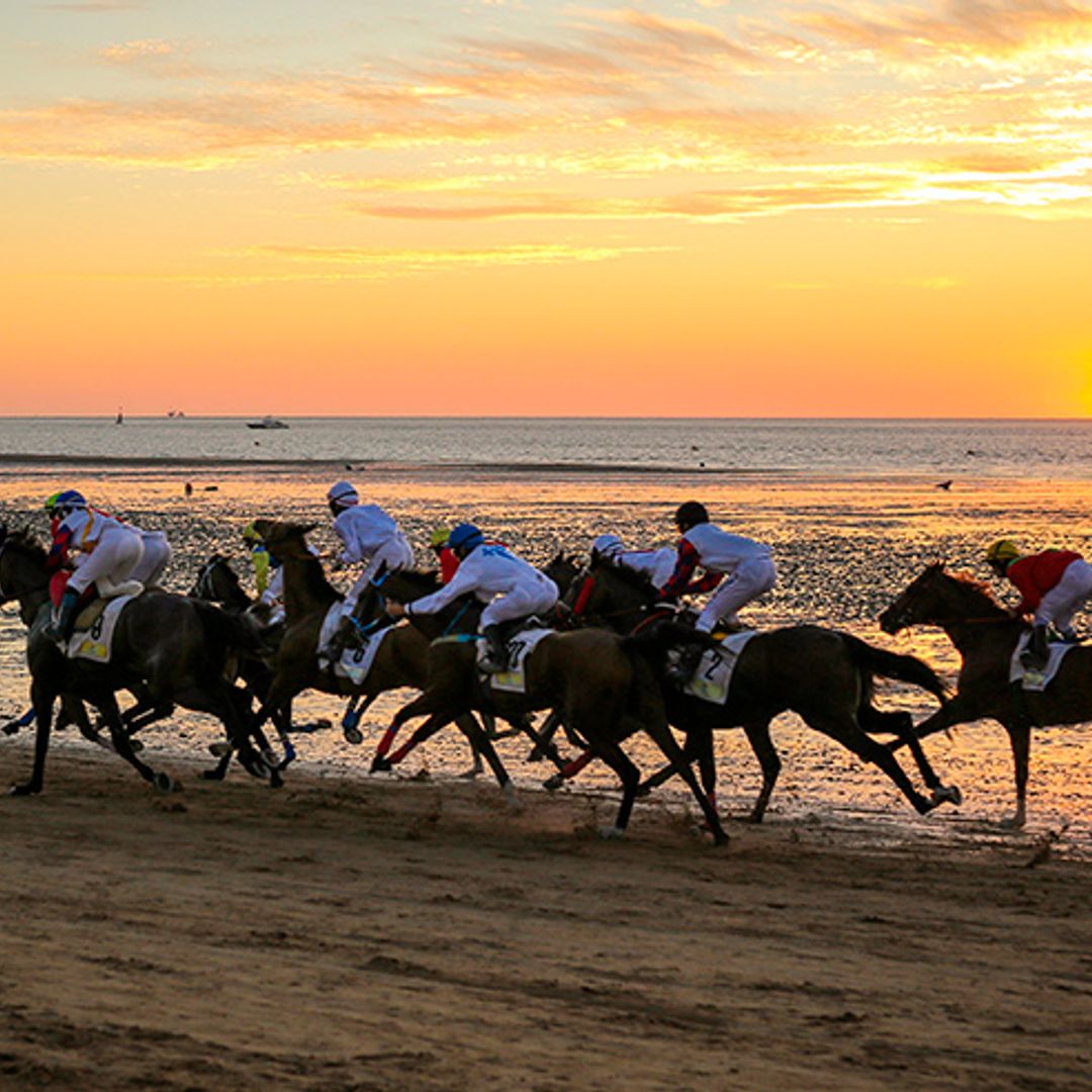 Verano en Sanlúcar de Barrameda entre palacios, terracitas y carreras de caballos por la playa