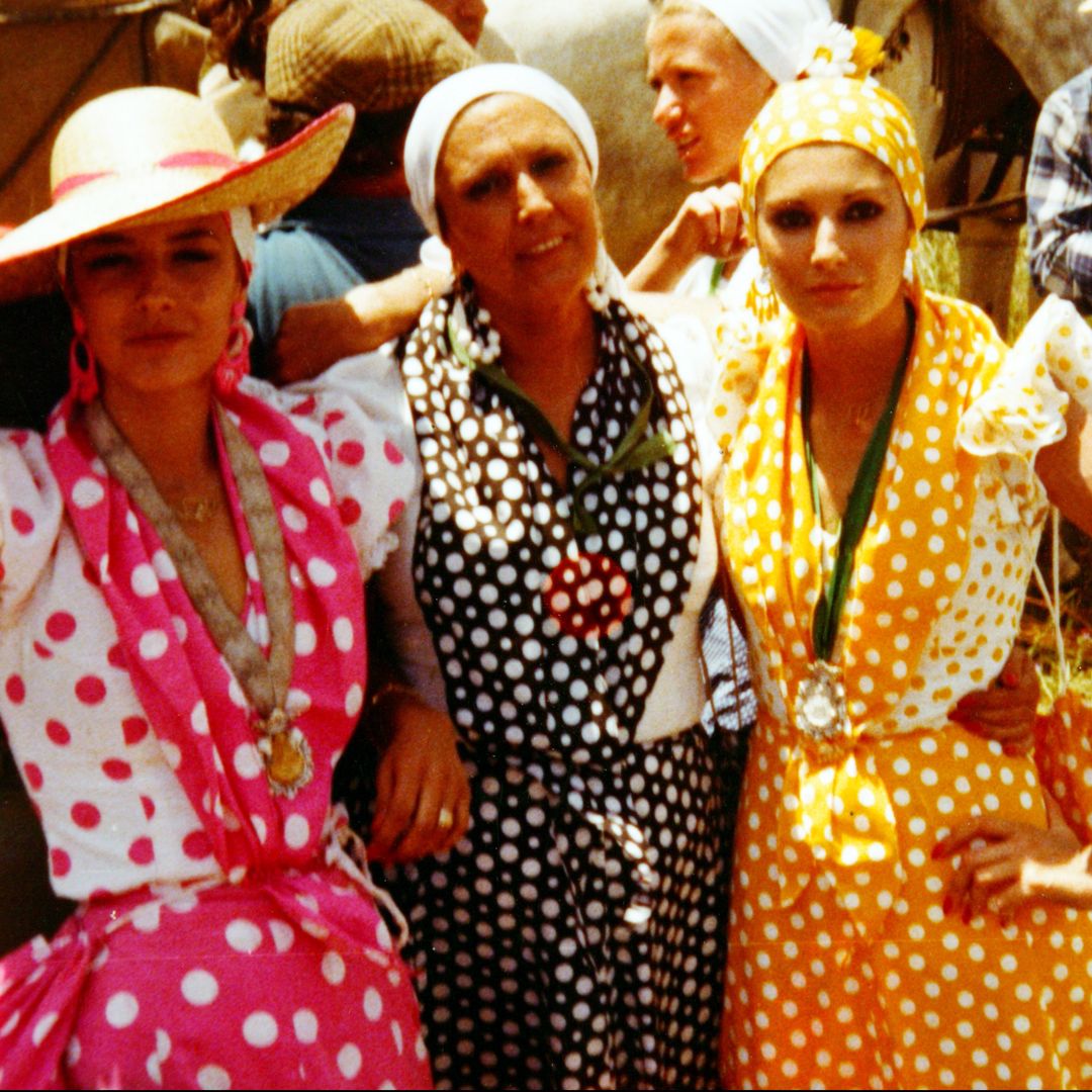 Carmen Dominguín junto a sus hijas Carmen y Belén Ordóñez durante la romería del Rocío de 1977