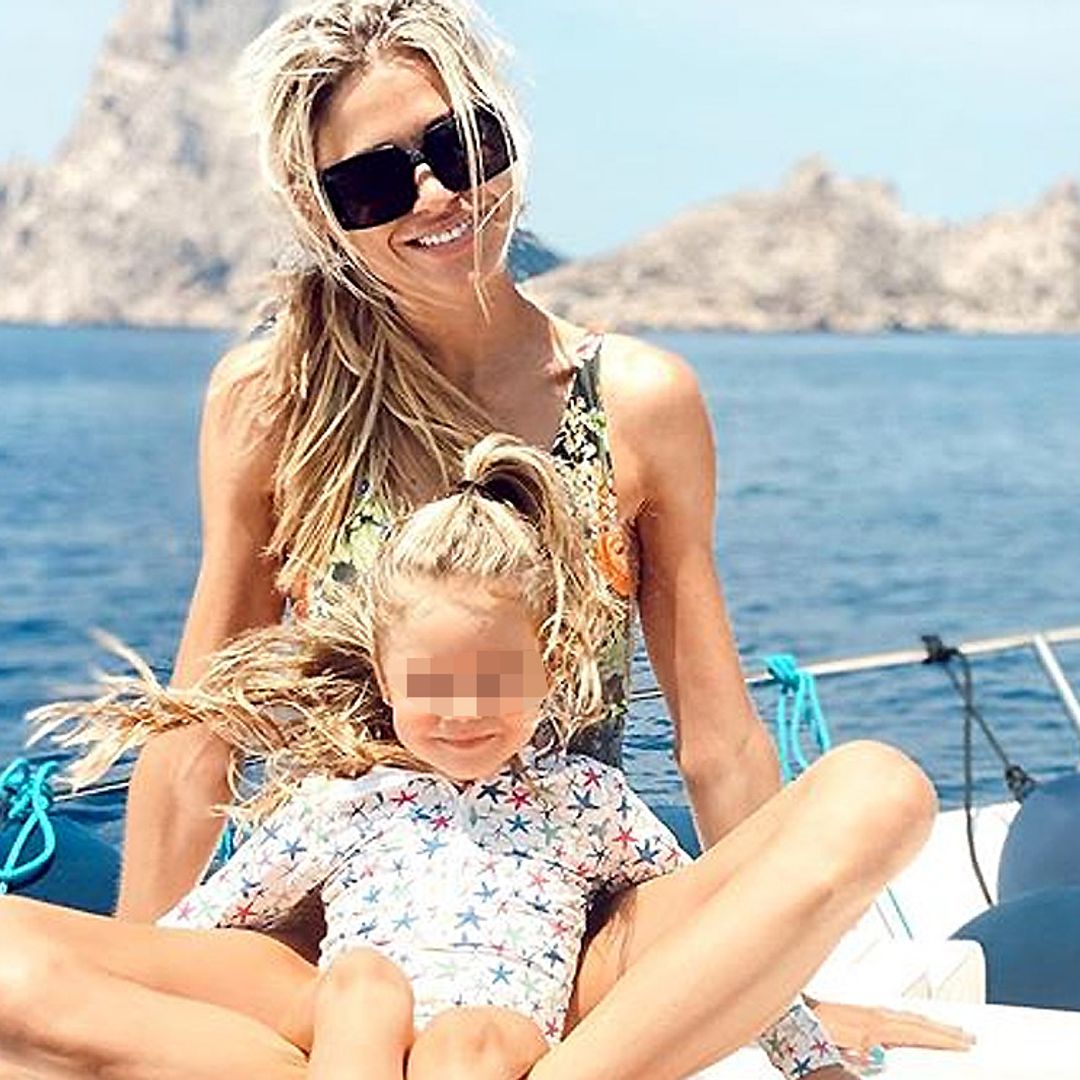 Carla Pereyra y sus hijas se 'despeinan' de felicidad en su escapada al Mediterráneo