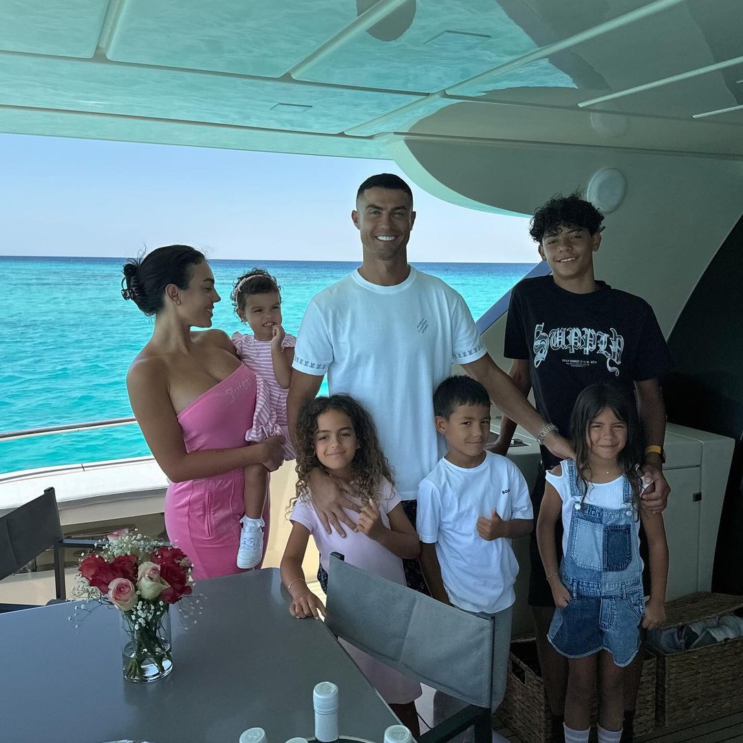 Georgina Rodríguez muestra su divertido plan en la piscina con Cristiano Ronaldo y sus hijos