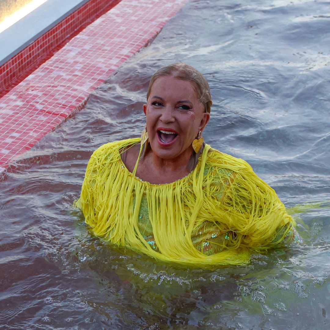 El momentazo de Bárbara Rey lanzándose a la piscina en pleno desfile a sus 76 años