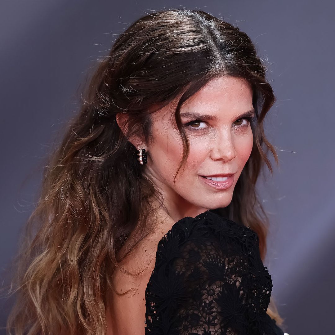 El peinado de Juana Acosta que vas a querer copiar si tienes una boda este verano: romántico, fácil y a prueba de horas