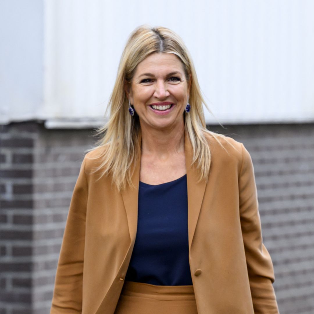 Máxima de Holanda reaparece en solitario con el traje camel perfecto para el otoño y recupera los pendientes de zafiro que estrenó al convertirse en reina