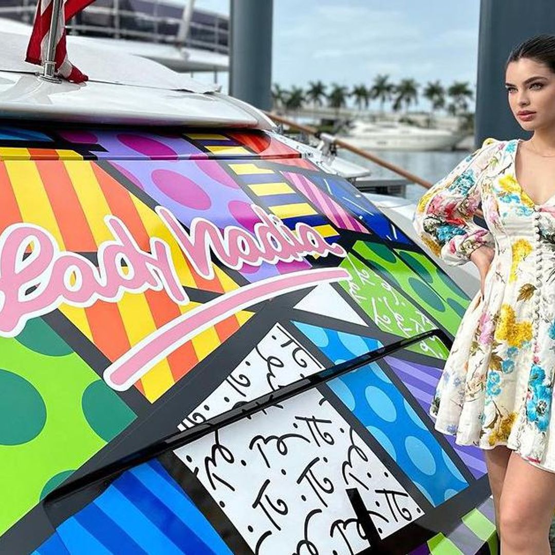 Nadia Ferreira presume la nueva y colorida cara del yate de lujo de Marc Anthony