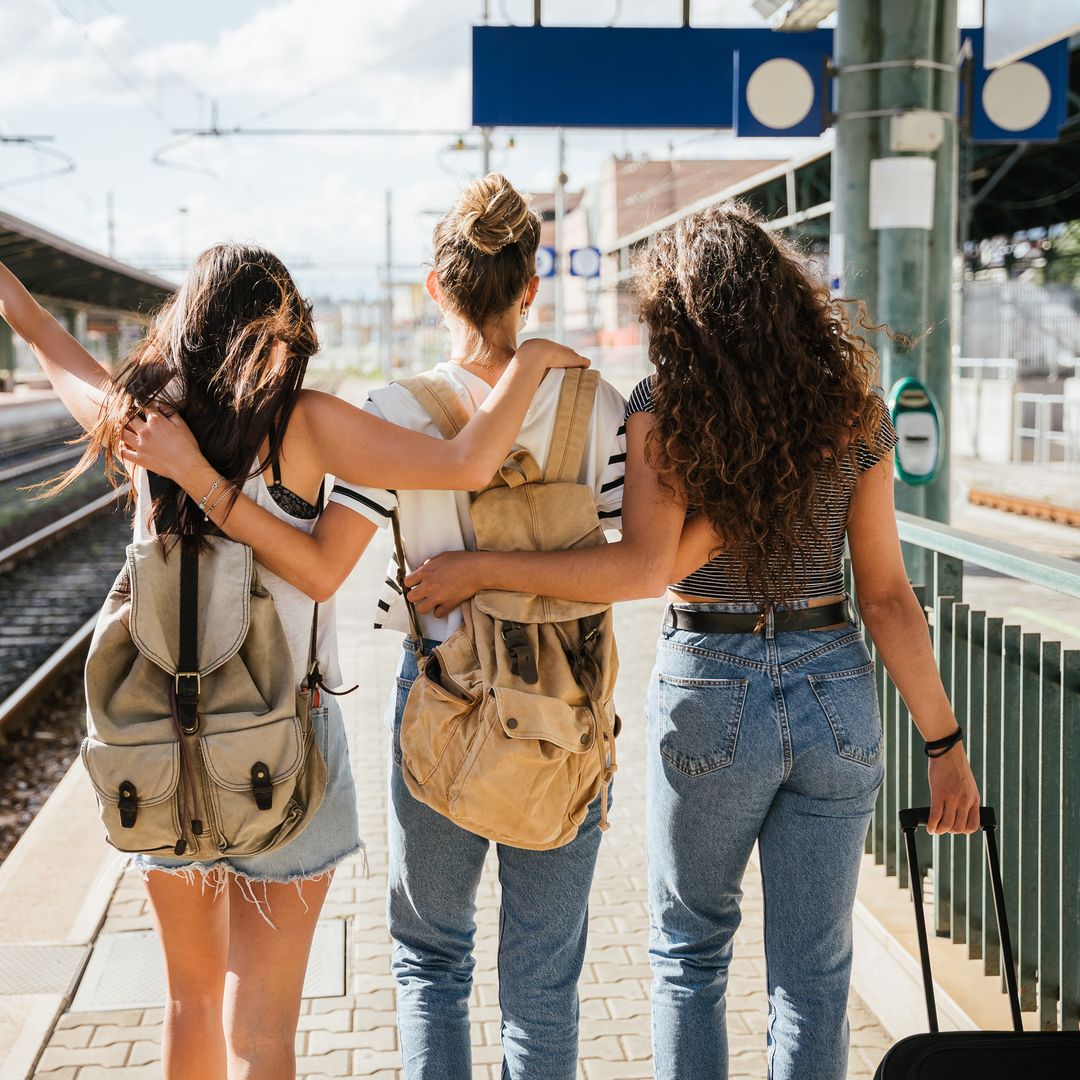 Grupo de chicas jóvenes viajando en tren