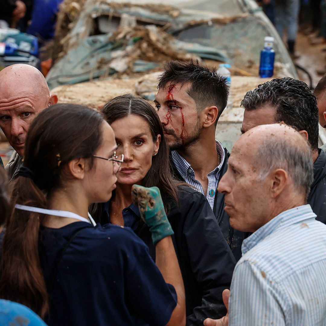 Plano medio de la Reina Letizia en su visita a Valencia por la DANA