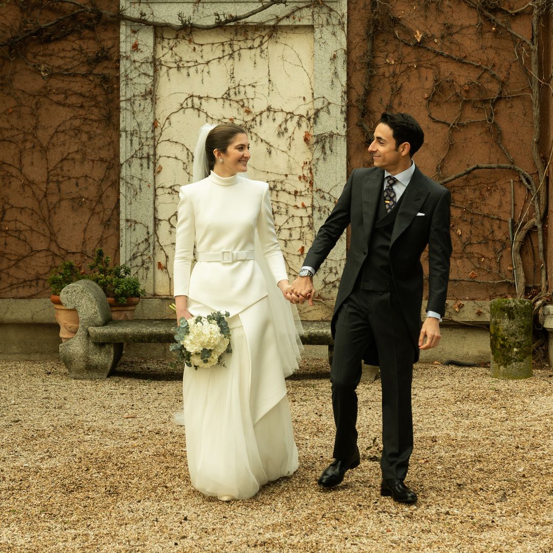 Un vestido de novia sin mangas, una chaqueta asimétrica y un cinturón: la elección de Mónica para su boda en Madrid
