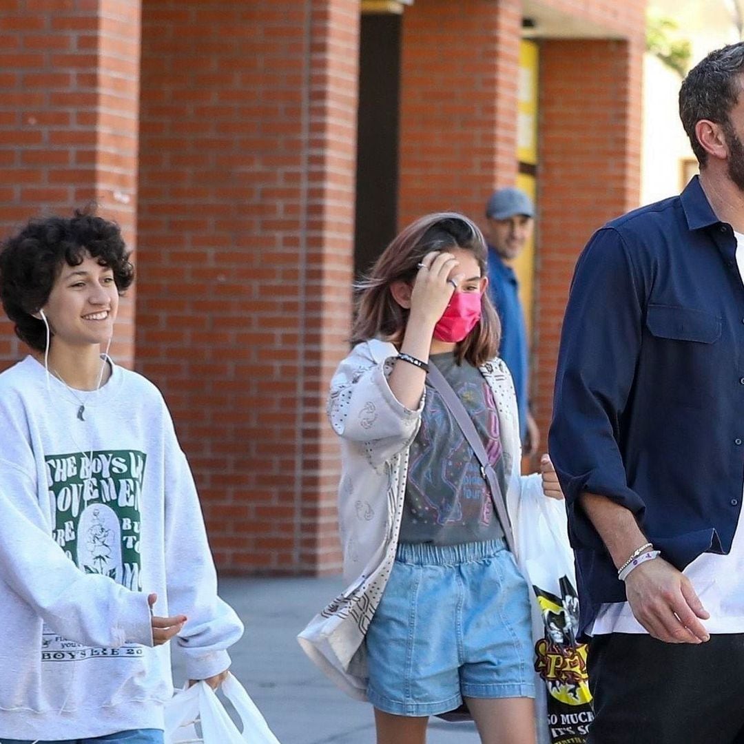 Ben Affleck lleva de compras a sus hijas; les ayuda a conseguir un disfraz para Halloween