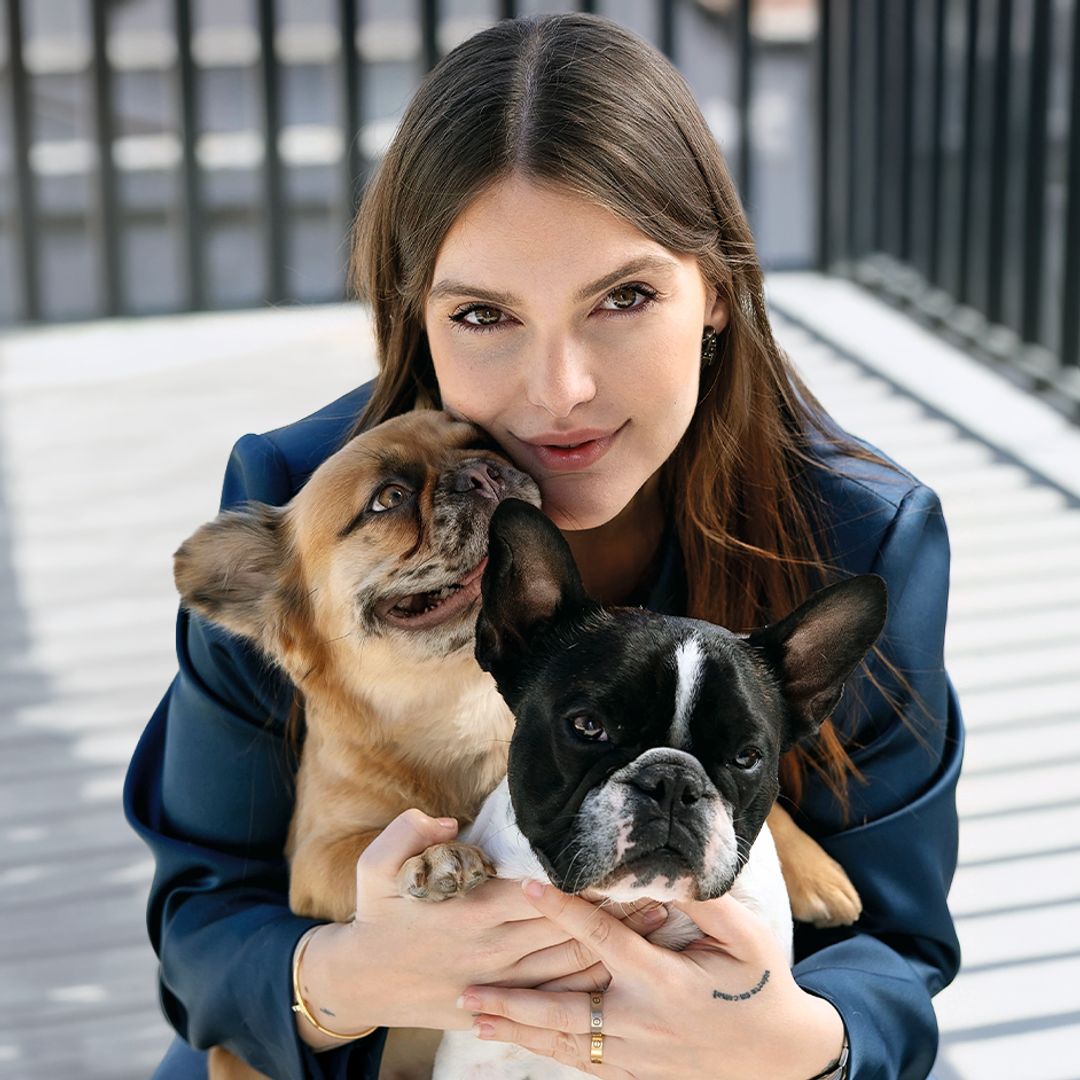Sofía Bono nos presenta a su familia perruna: "Taco llegó cuando no atravesaba mi mejor momento, y Gala como un regalo inesperado"