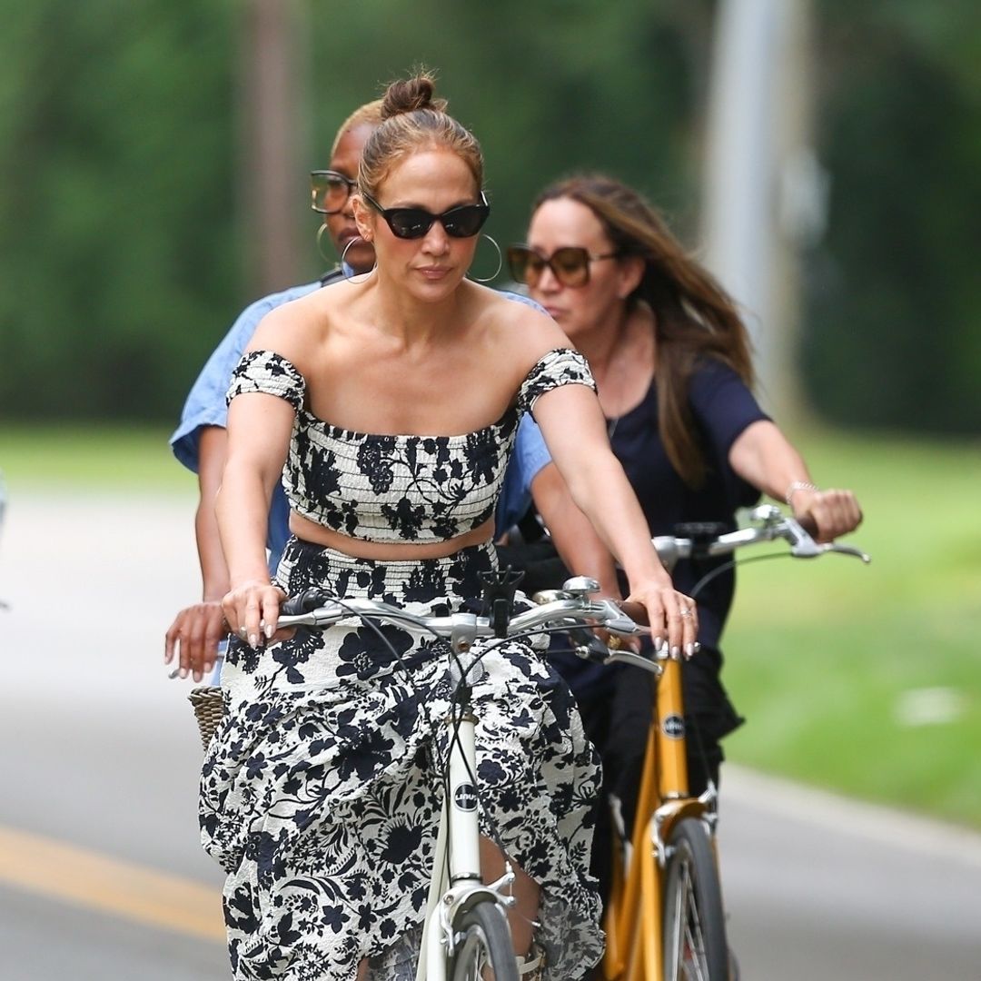 Jennifer Lopez montando en bicicleta en Los Hamptons