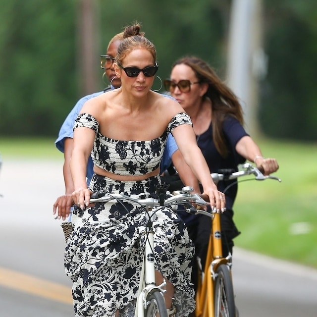 Jennifer Lopez montando en bicicleta en Los Hamptons