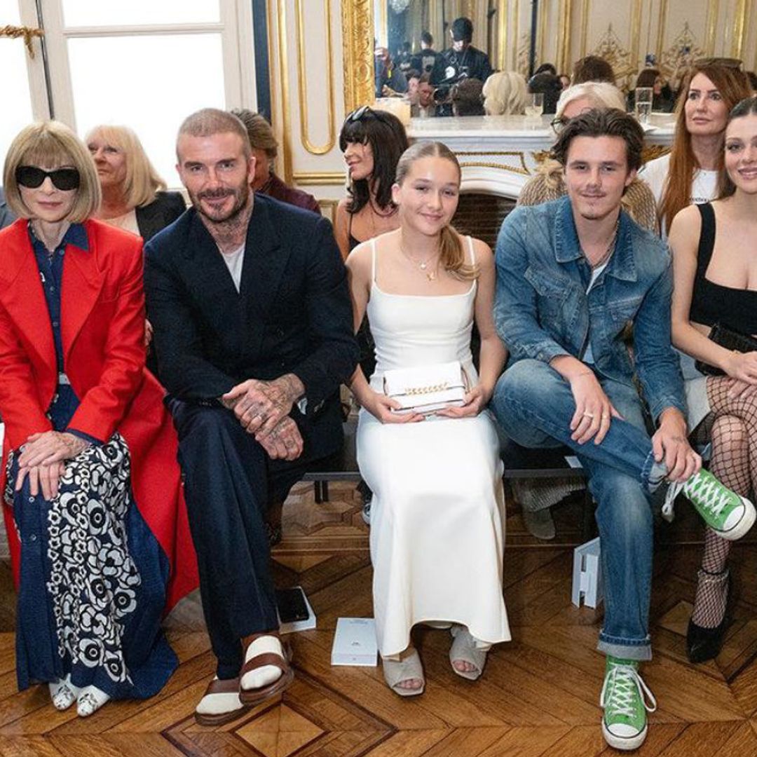 El orgullo de los Beckham (casi al completo) arropando a 'mamá' Victoria en la Semana de la Moda de París