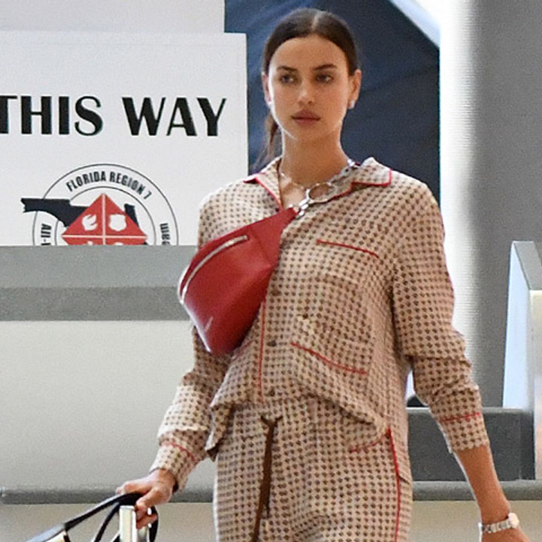 En pijama y en chanclas, Irina Shayk avanza el look de aeropuerto que será tendencia