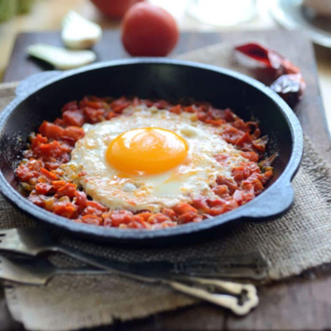 Huevos con pisto al microondas