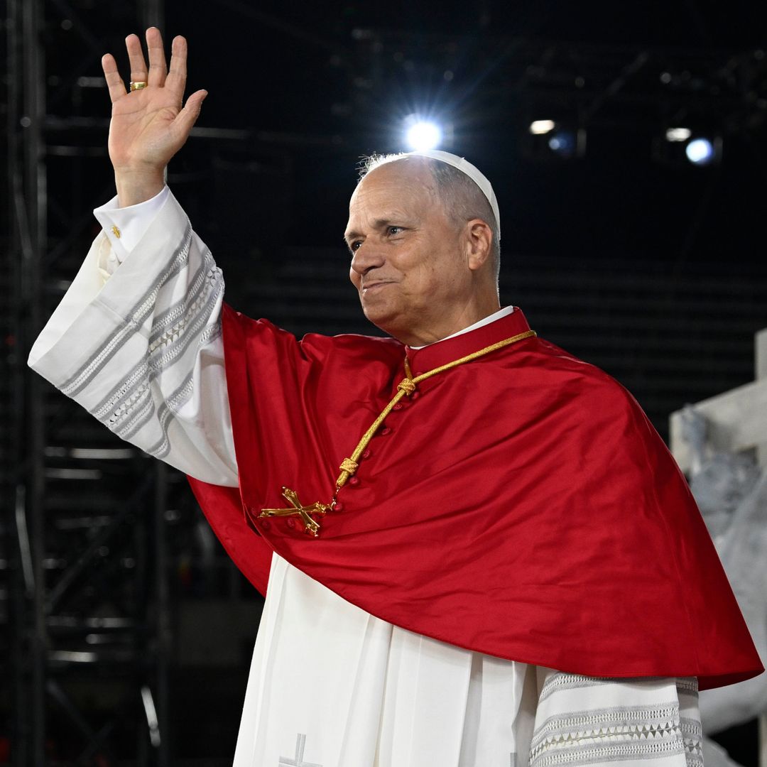 Papa León XIV saludando en el acto oficial
