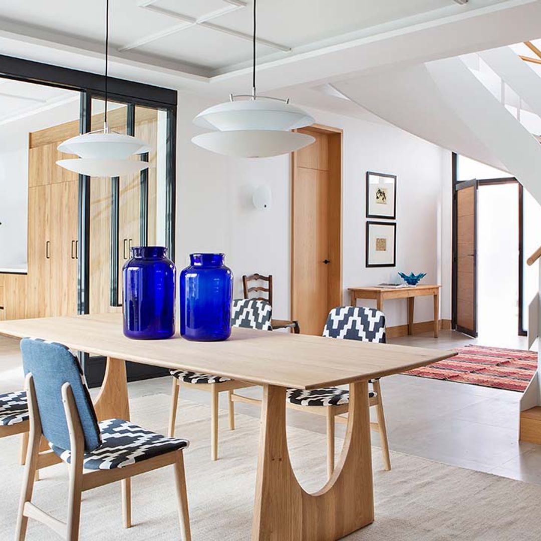 Una casa moderna y vital diseñada desde cero con un interiorismo que se integra en la arquitectura
