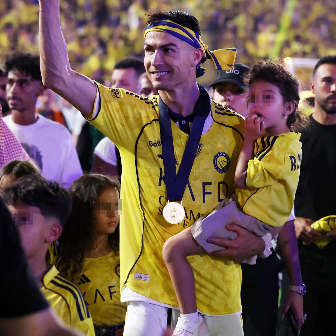 Cristiano Ronaldo celebra la victoria del Al-Nassr entre lágrimas, ante su familia y con su hija Bella Esmeralda en brazos
