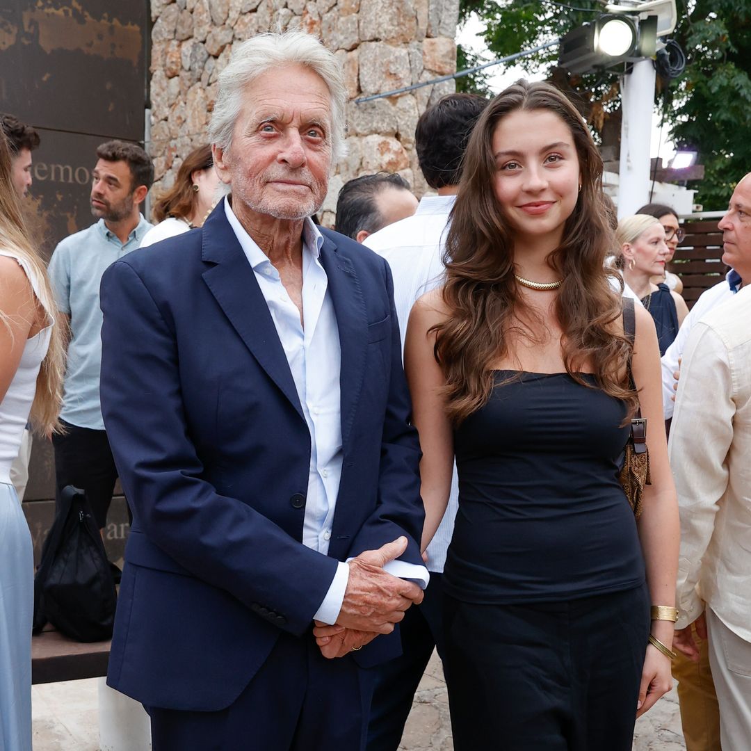 Michael Douglas, homenajeado en Mallorca junto a su hija Carys por un vínculo con la isla que va mucho más allá de su mansión
