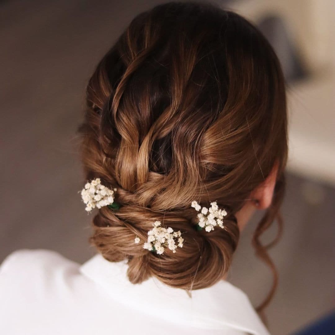 Peinados para novias con el pelo rizado moño