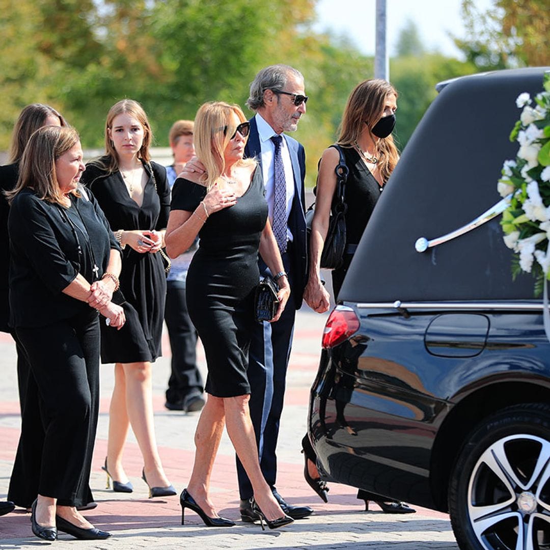 Ana Obregón, emocionada y arropada por sus hermanos, en el último adiós a su padre