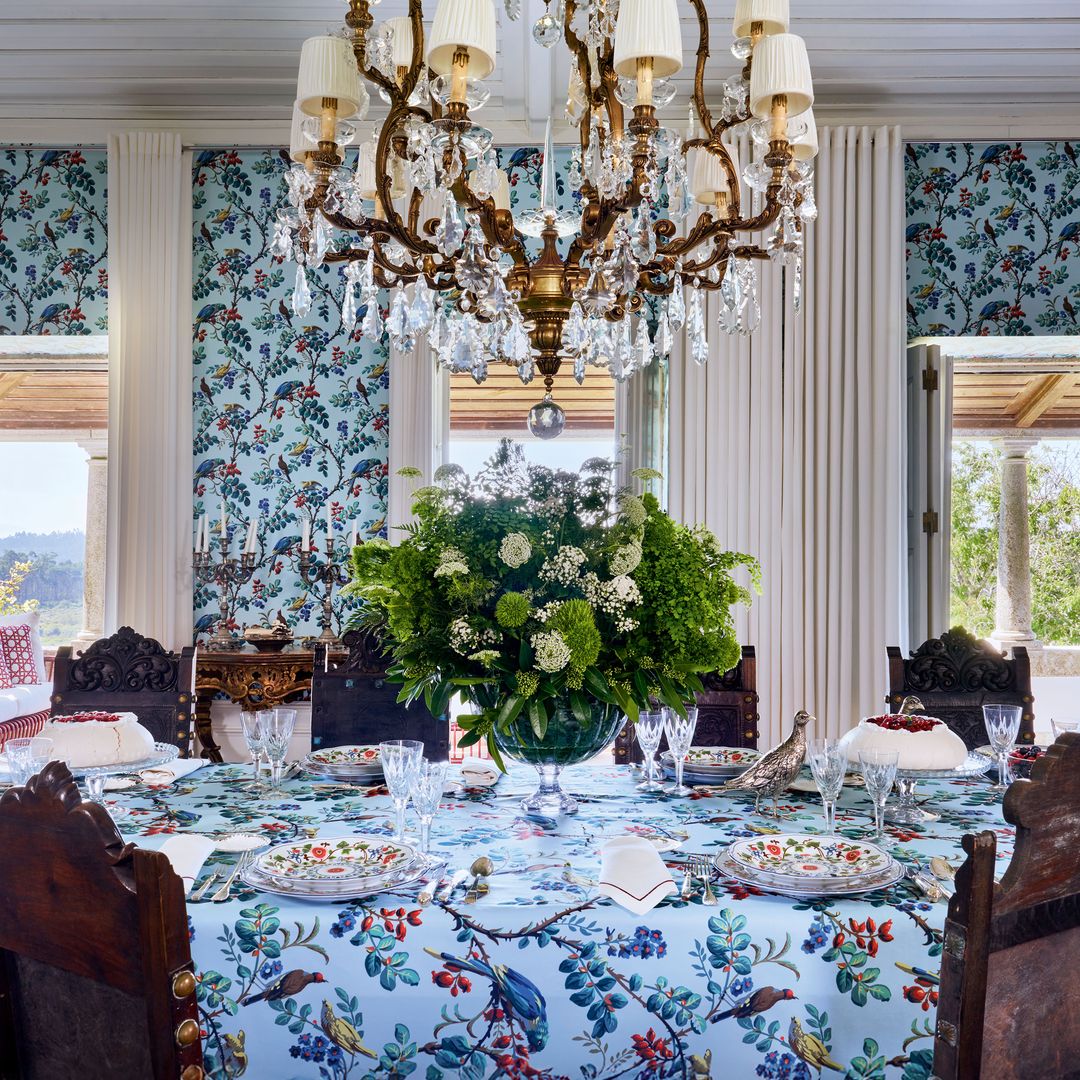 La sala de cenar (comedor principal), en cuyas paredes destaca el papel pintado, combinado con el mantel con el mismo patrón. 