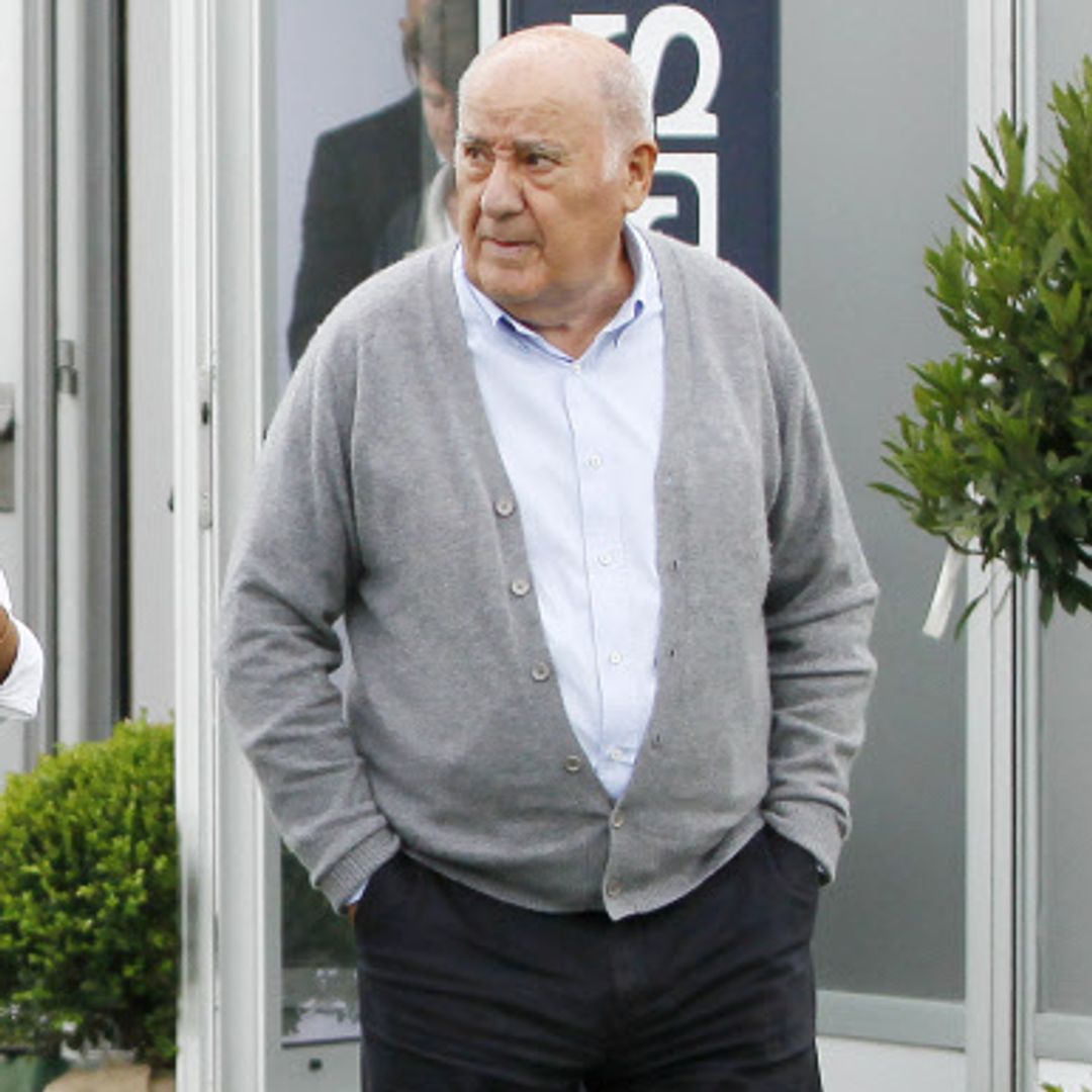 Amancio Ortega mientras paseo junto a su nieto