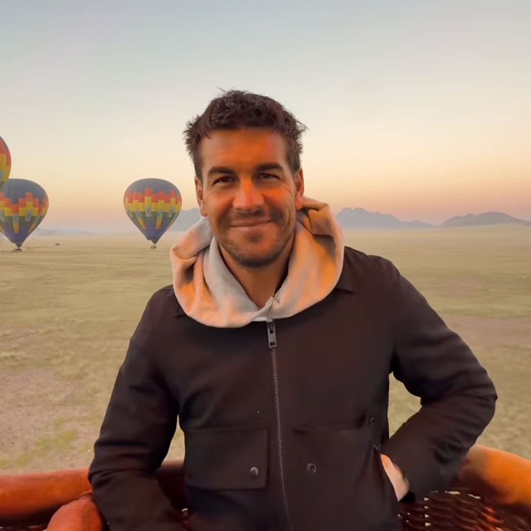 Mario Casas en globo sobre el desierto del Namib, Namibia
