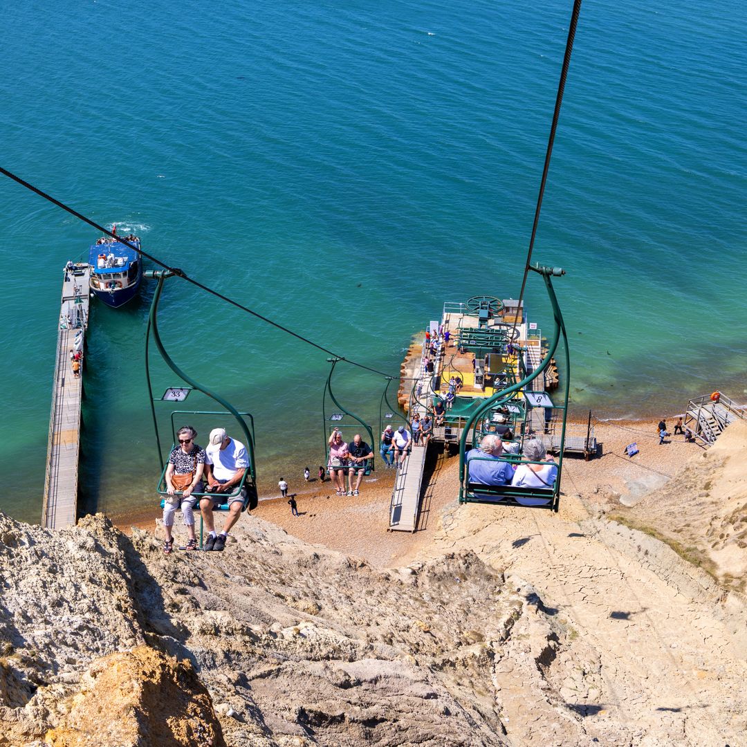 El telesilla desciende desde lo alto de los acantilados a la playa en la bahía de Alum Bay, isla de Wight, Inglaterra