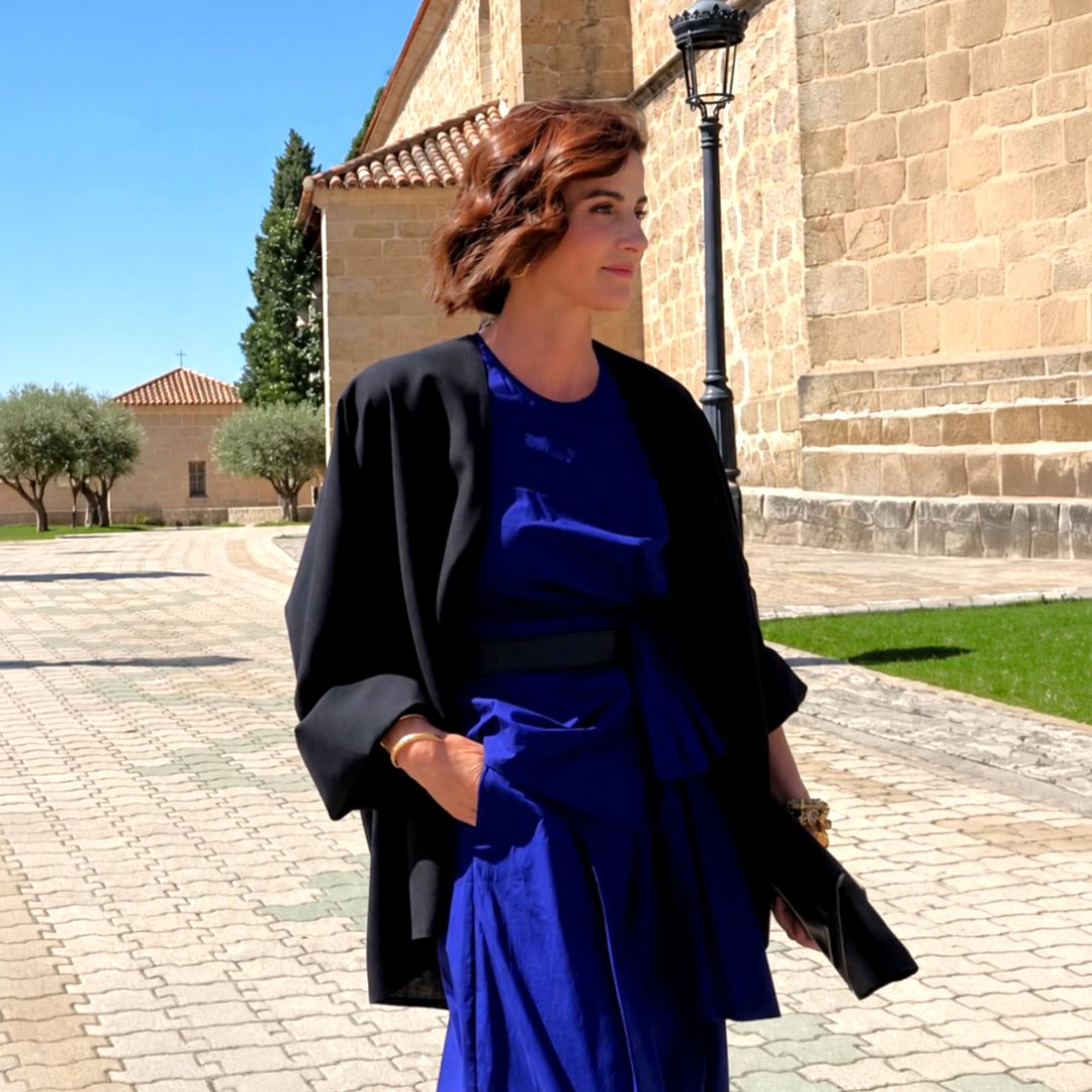 Rosario Domecq rompe con su discreción habitual y sorprende como invitada de boda con su look azul eléctrico, kimono negro y brazalete bizantino