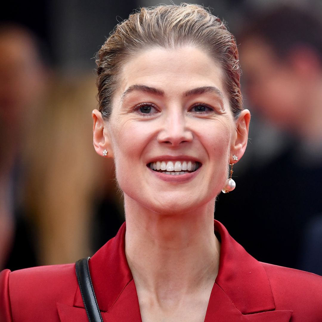 El caso de Rosamund Pike: nuestra psicóloga explica por qué se arrepiente de no haber pensado en su trabajo antes de quedarse embarazada