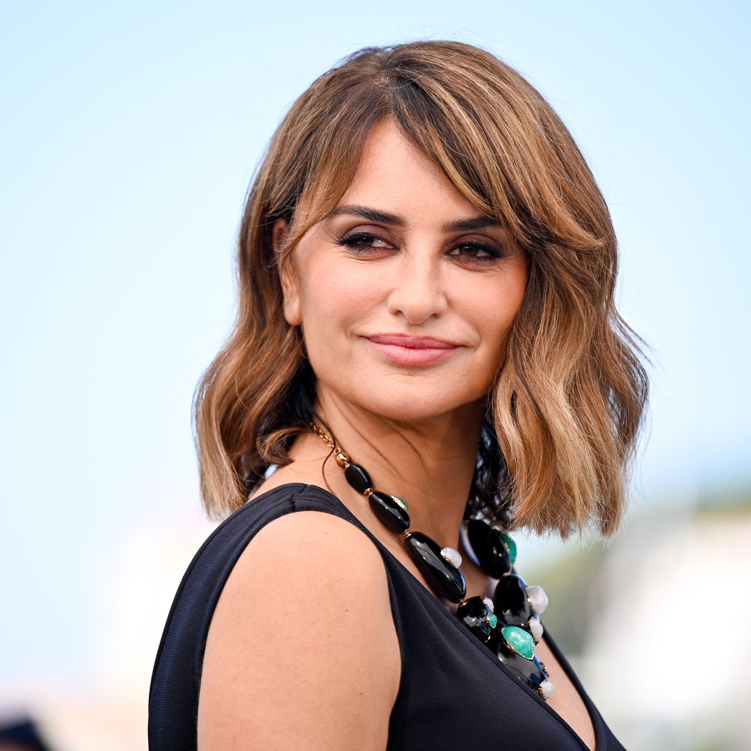 Ni pelo largo ni muy corto: el corte que más rejuvenece después de los 40 es el midi a capas de Penélope Cruz y Paz Vega
