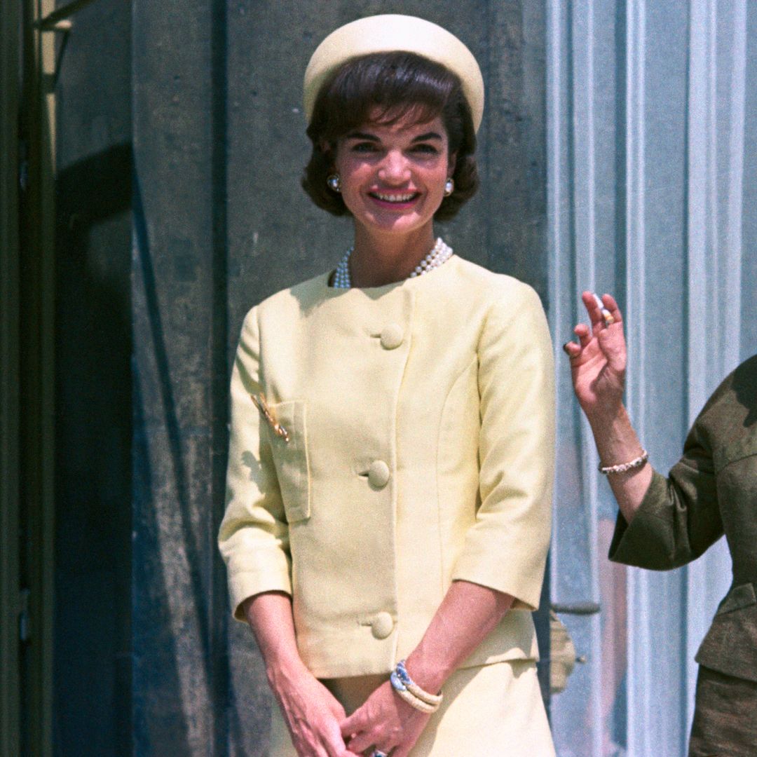 Jacqueline Kennedy, de amarillo, durante una visita de Estado a Francia en el Palacio del Elíseo