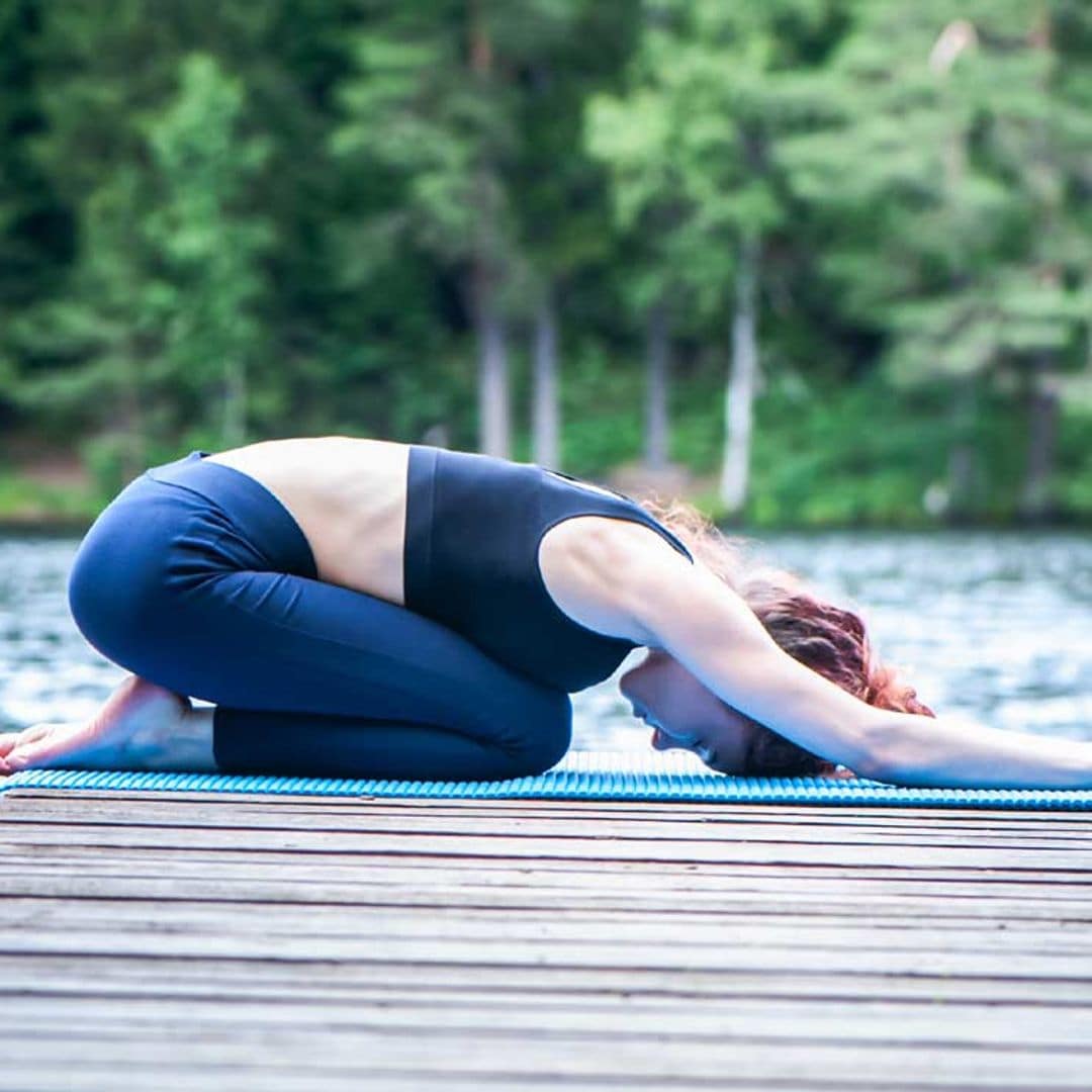 'Balasana': todo lo que debes saber sobre esta relajante postura de yoga