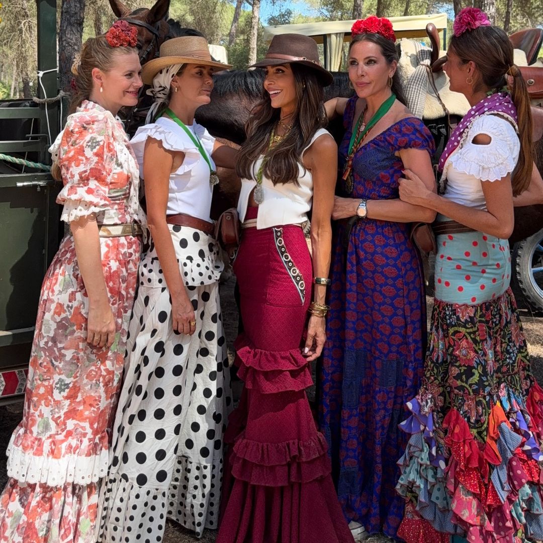 Rocío Osorno diseña su propio look para El Rocío: chaqueta con bordado étnico y falda de flamenca
