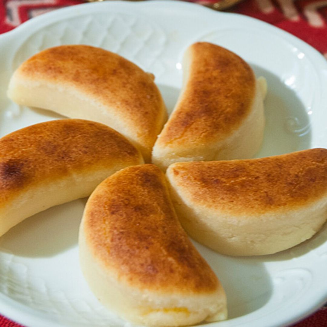 Medias lunas de mazapán rellenas de crema de yema