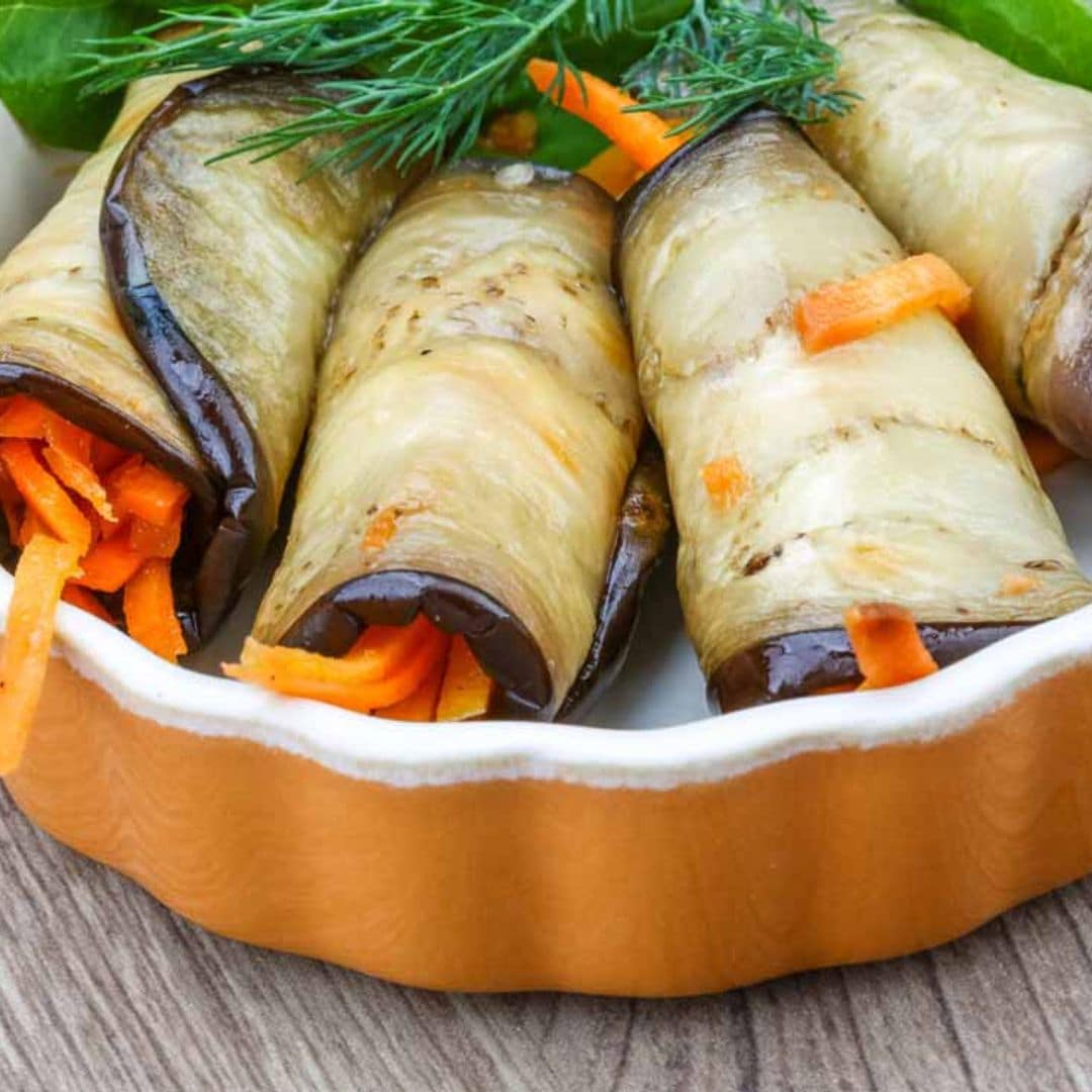 Rollitos de berenjena rellenos de pimientos y zanahorias