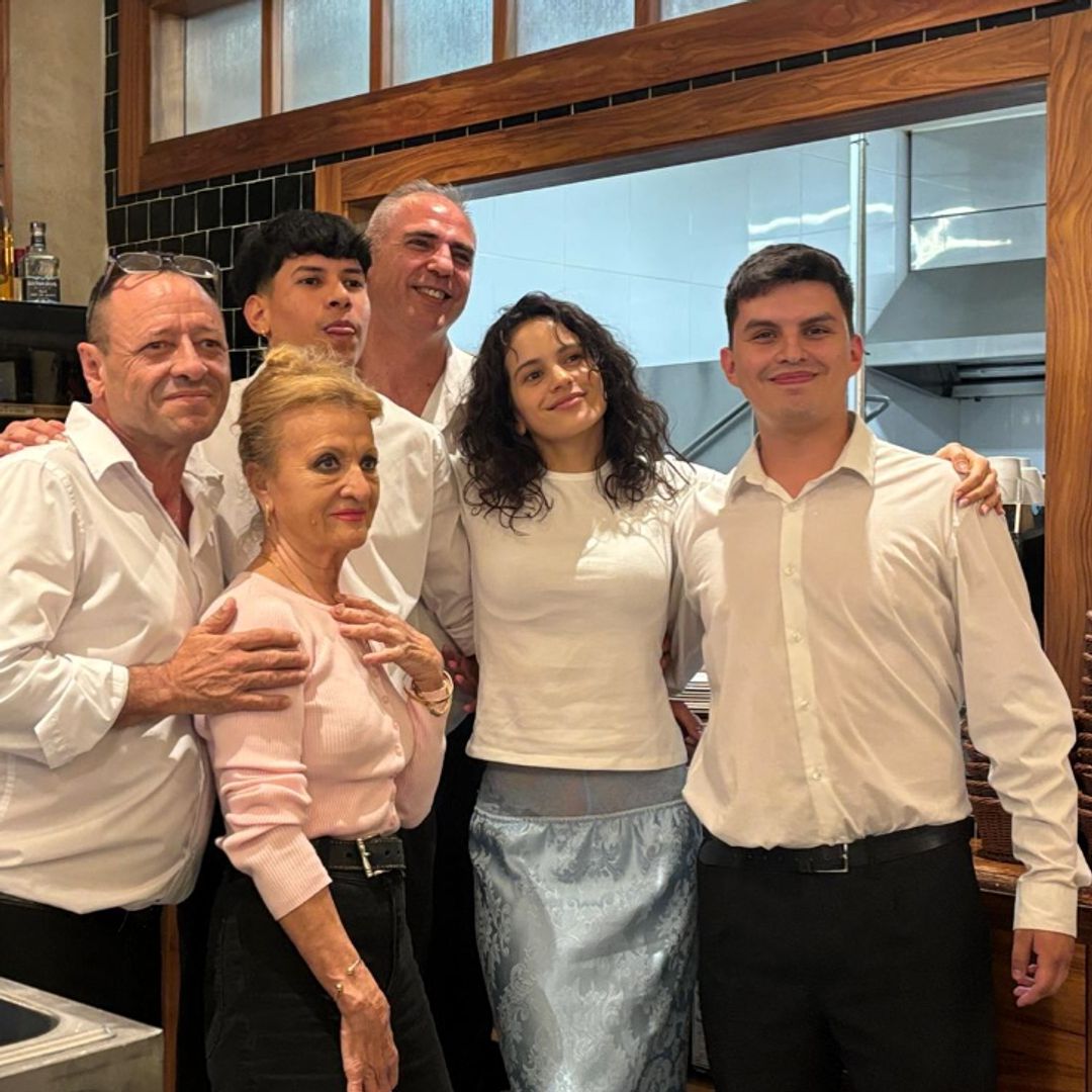Rosalía, con parte del equipo del restaurante. 