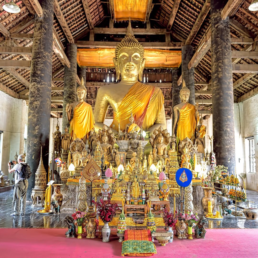 Colección de estatuas de Buda en la sala de oración principal de Wat Wisunarat o Wat Visoun en Luang Prabang Laos