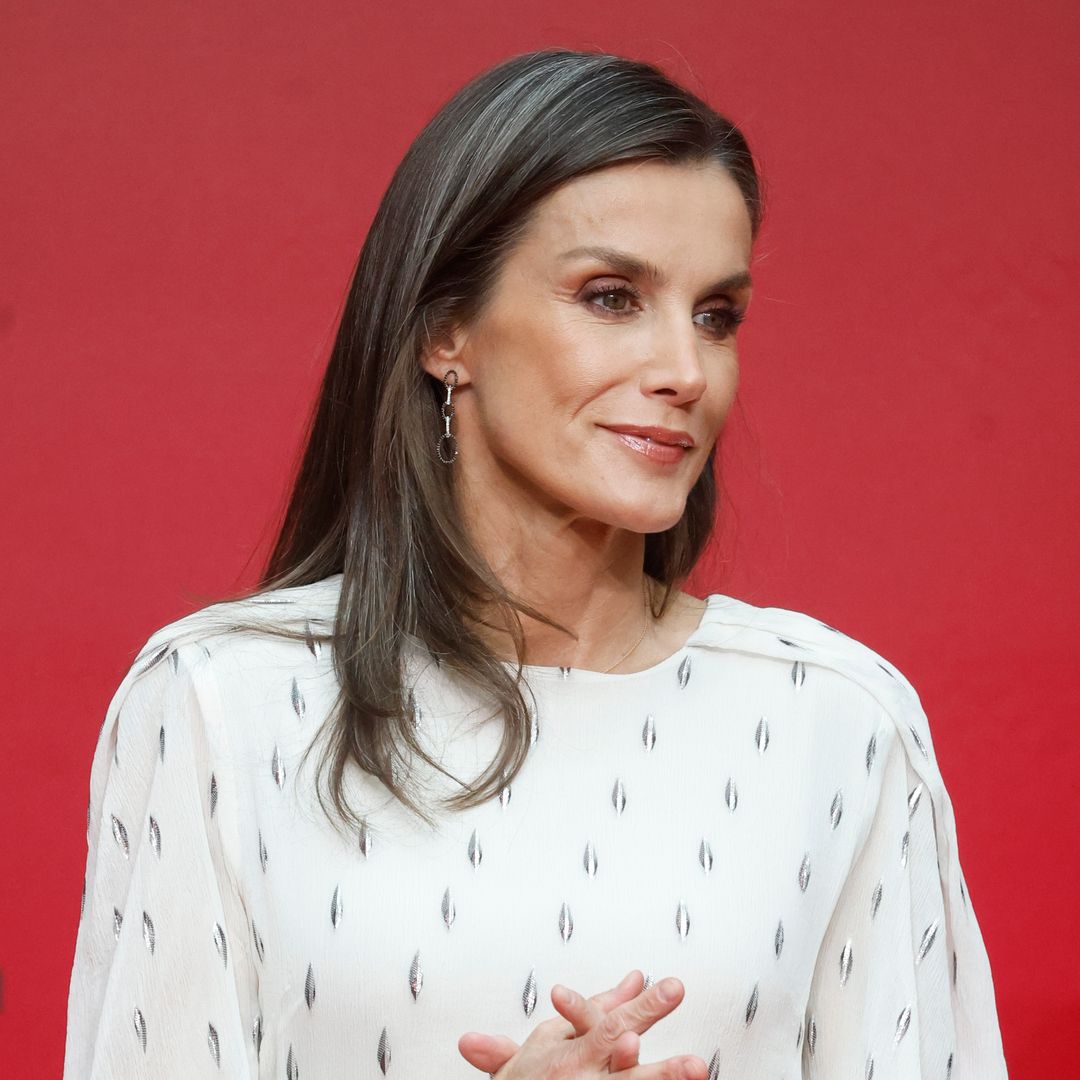 La reina Letizia rescata una blusa que no se ponía desde 2018 con una rompedora falda de cuero en Madrid