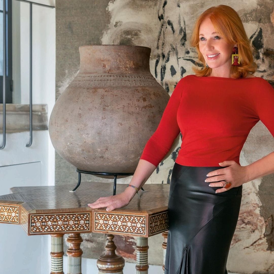 Suzanne Syz nos abre las puertas de su milenaria villa en la Toscana entre viñedos centenarios